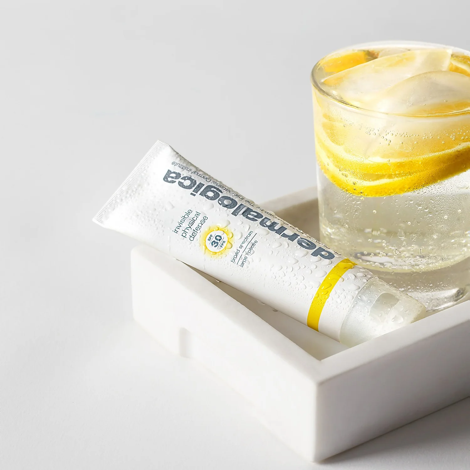 Dermalogica Daily Skin Health Invisible Physical Defence Mineral Sunscreen SPF30 50ml 4 Dermalogica Daily Skin Health Invisible Physical Defence Mineral Sunscreen SPF30 50ml - Image 3